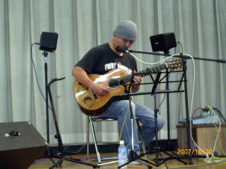 タバコ吸わないとギターがうまく弾けない、という箱守さん。（ブンさん談）